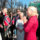 Kronprinsparet møtte norske studenter etter blomsterseremonien ved frihetsmonumentet. Foto: Lise Åserud, NTB scanpix
